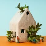 Maison Écolo : astuces pour un habitat durable petite maison en pierre avec des branches dedans