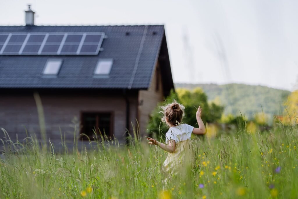 fille qui court dans les champs et s'apprête à rejoindre sa maison