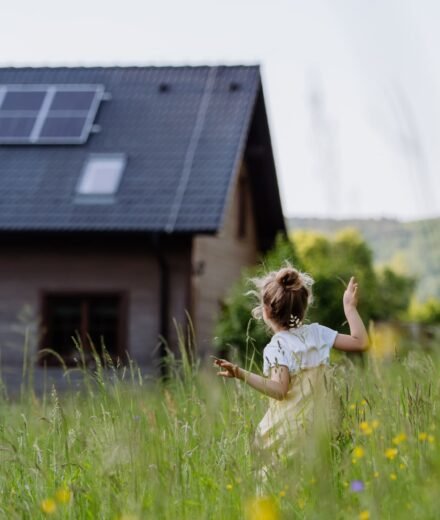 fille qui court dans les champs et s'apprête à rejoindre sa maison