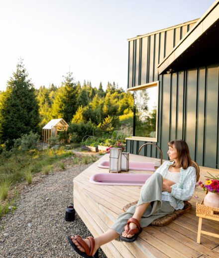 femme qui se détend sur sa terrasse