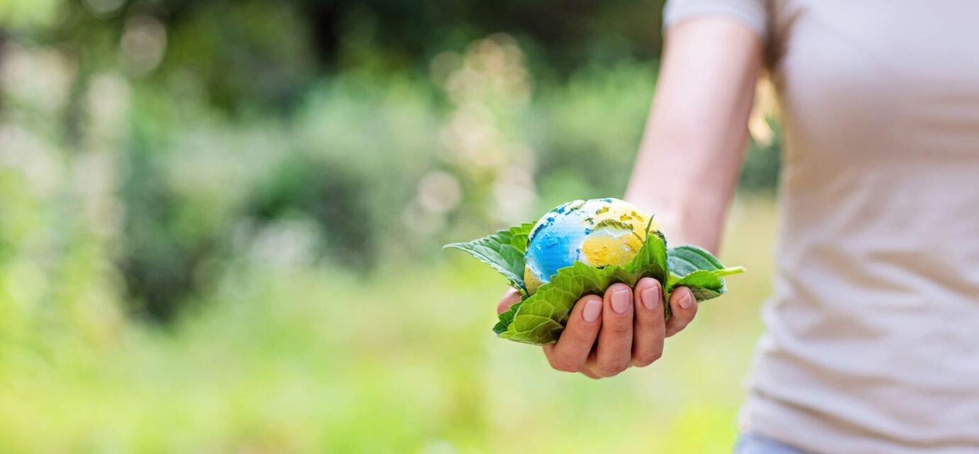Ecolo-tips : des astuces écologiques pour un quot Personne qui tiens la terre entres ses mains