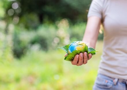 Personne qui tiens la terre entres ses mains