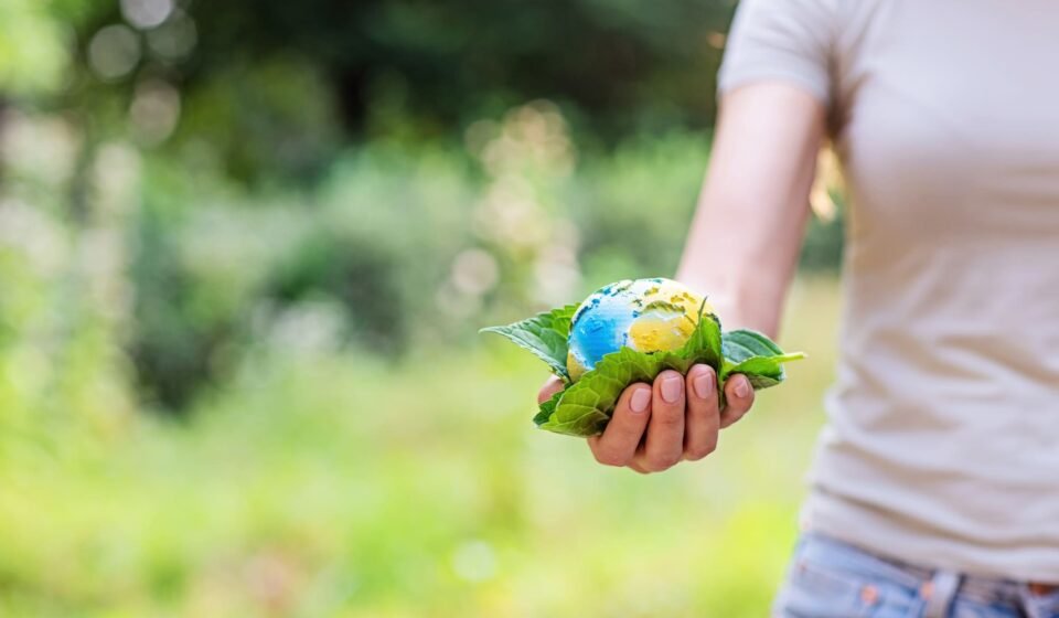 Ecolo-tips : des astuces écologiques pour un quot Personne qui tiens la terre entres ses mains